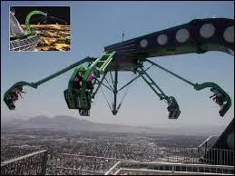 La tour de Las Vegas haute de 360m a quelque chose de particulier  son sommet. C'est  vous couper le souffle. Devinez quoi.