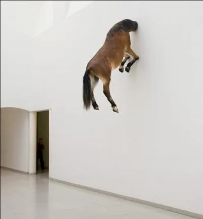 Le sculpteur surraliste Maurizio Cattelan italien n  Padoue en 1960 a cr des oeuvres surprenantes , une proposition est fausse, laquelle ?