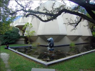 Cette photo a t prise dans le jardin d'un lieu trs connu. Lequel ?