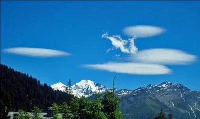 Ces tranges et insolites formations nuageuses ont pu tre observes en juillet 2007  ...