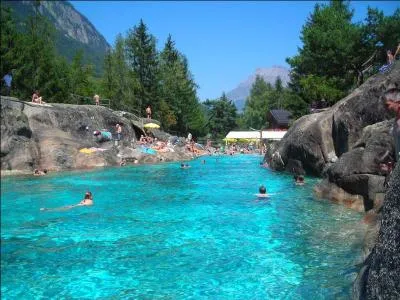Ce n'est pas un lac mais une piscine alpestre. On peut s'y baigner  :