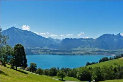 Quel lac aperoit-on en contrebas ?