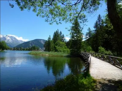 De quel lac s'agit-il ? (indice : un sentier de 1, 7 km longe les rives du lac. Il est goudronn sur sa plus grande partie. Sur un petit tronon, il est en terre. Plusieurs bancs offrent un agrable coup d'oeil sur le lac. Sur la rive sud-ouest du lac, une place amnage comprend plusieurs tables de pique-nique, une place de jeux et des WC)
