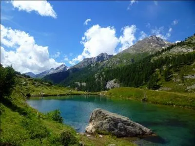 Dans quelle valle (ou quel val) se trouve ce petit lac ?