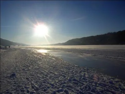 Les hivers y sont trs rudes. Le lac de cette magnifique rgion gle rgulirement durant cette saison et se transforme en une vaste patinoire naturelle. Selon la photo, de quel lac s'agit-il ? (indice : sa profondeur max. est de 32 m )