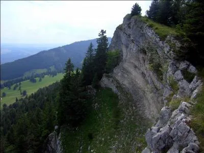 O se trouve cette montagne ? (indice : il s'agit en fait d'un ensemble de crts dont le point le plus lev culmine  1 559 m d'altitude)