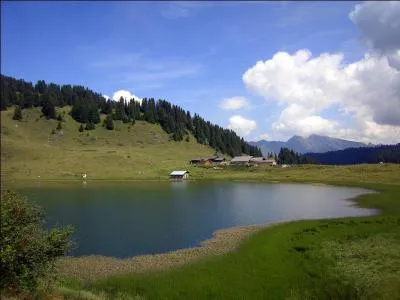 De quel lac de s'agit-il ? (indice : le terminus d'un train de montagne se trouve  quelques centaines de mtres de l... )