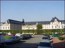 Sur le territoire de quelle commune du Morbihan est implante l'cole Spciale Militaire de Saint-Cyr (ESM Saint-Cyr) ?