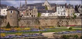 Sa prfecture est la ville de ...