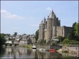 Je vous emmne sur les rives de l'Oust, visiter le Chteau des Rohan. Dans quelle ville devons-nous nous rendre ?