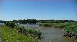 "Avec de l'Italie qui descendrait l'Escaut / Avec Frida la Blonde quand elle devient Margot / Quand les fils de novembre nous reviennent en mai / Quand la plaine est fumante et tremble sous juillet / Quand le vent est au rire, quand le vent est au blé / Quand le vent est au sud, écoutez-le chanter / Le plat PAYS qui est le mien"