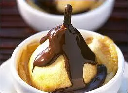 ''Seul sur le sable les yeux dans l'eau / Mon rêve était trop beau / L'été qui s'achève tu partiras / À cent mille lieux de moi / Comment oublier ton sourire / Et tellement de souvenirs / ... / Comment t'aimer si tu t'en vas / Dans ton PAYS loin là-bas''