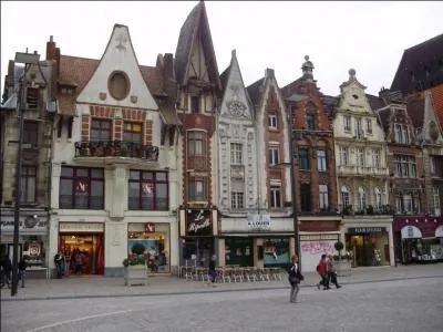 ''Y v'nait du PAYS où habite la pluie / Où quand y'a du soleil c'est un mauvais présage / C'est qu'il va pleuvoir c'est qu'il va faire gris / Il était ------------- jusqu'au bout des nuages'' (Renaud)