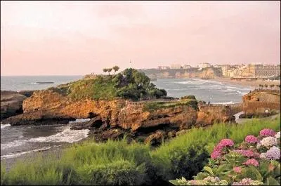 En Aquitaine, ce littoral est tr�s appr�ci� des touristes et vacanciers. Patrimoine haut en couleurs, phare qui domine la ville, bref nous sommes � ...