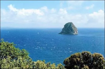 Cette petite �le inhabit�e situ�e dans l'Atlantique au sud-est de la Martinique doit son nom � une pierre pr�cieuse.