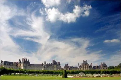 Nous voici au ch�teau de ... o� vous pouvez admirer de beaux jardins .