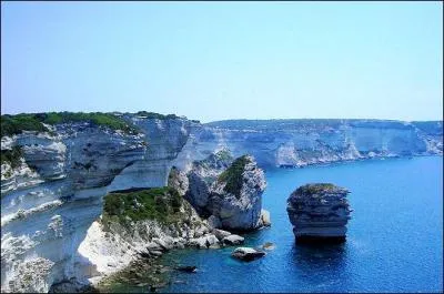 Ces belles falaises culminent � 60 m de hauteur. Elles abritent des grottes form�es par l'�rosion.