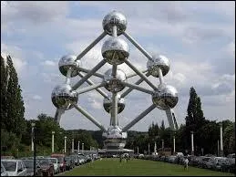 J'observe l'image et je vois : c'est l'atomium, il possde 10 boules !