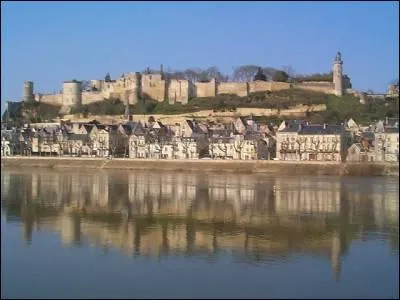 Quelle est cette forteresse royale dominant la Vienne ?