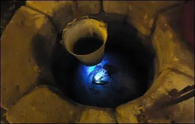 Quel personnage de bande-dessine (l'une des plus belles ! ) dcouvre un monde merveilleux en tombant dans un puits ?