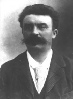 Dans la nouvelle  Le trou  de Maupassant,  le trou  est ...