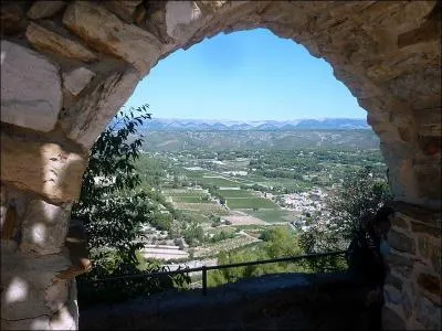 Dans quelle cit ou village fortifi peut-on observer le paysage  travers  le Trou de Madame  ?