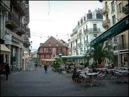 Aix-les-Bains est situe sur le lac ...