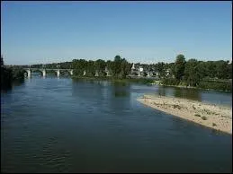 Dans quelle ville pouvez-vous traverser  la fois la Loire et le Cher ?
