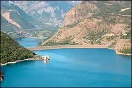 Laquelle de ces 3 villes est situe sur le lac de Serre-Ponon ?