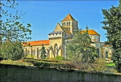 O dcouvrirez-vous cette superbe abbatiale du plus pur roman poitevin possdant une superbe faade  lanternons  cailles et des voussures sculptes reprsentant le Christ et les lus ?