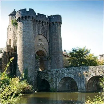 Quelle est cette ville des Deux-Svres o vous admirerez la Porte de la Citadelle et la Porte Saint-Jacques ?