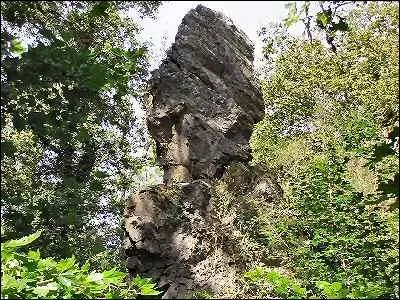 Quel est ce site proche de la Mothe-Saint-Hray riche en grenats qui seraient les gouttes de sang de Guy, amoureux de Berthe Amaury, mortellement bless par Tutebert ?