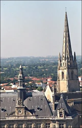 Monument le plus haut du dpartement, quelle est cette glise dont le clocher culminant  75 mtres serait l'oeuvre de la fe Mlusine ?