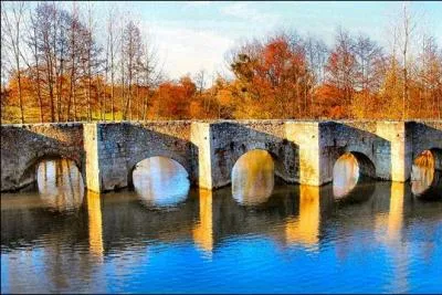 Dans quelle commune verrez-vous ce splendide pont roman de huit arches franchissant le Thouet ?