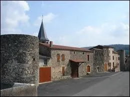 Je vous emmne dans le village fortifi de Mareugheol, dans le Puy-de-Dme. Nous serons donc en rgion ...