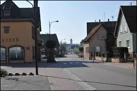 Nous traversons le village alsacien de Mertzviller. Il se situe dans le dpartement n ...