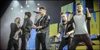 Qu'est-ce que les membres de One Direction portent tous de faon identique ?