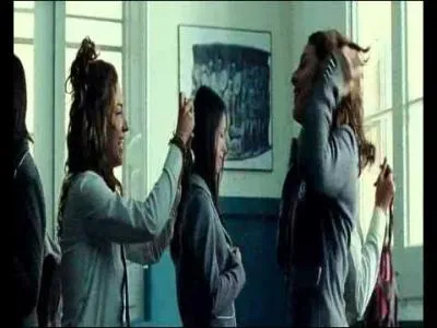 Citez la marque du tlphone de Babi lorsqu'elle triche en envoyant les rponses  Katina qui est interroge par la prof !