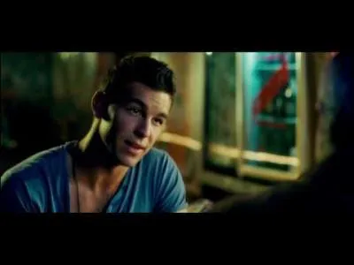 Avec qui parle Hugo sur cette photo ?