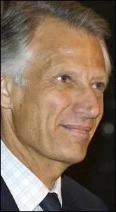  Quel bel homme !  , aurait dit de lui Laurent Gerra avec la voix de Jack Lang ! Avec toutefois un nez qui se pose un peu l. Qui est-ce ?