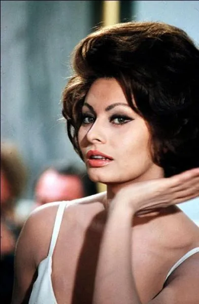 La trs belle Sophia Loren, dont la mre avait gagn un concours pour sa ressemblance avec  la Divine , c'est  dire Greta Garbo, a galement un vrai nez. Quelle assertion est vraie la concernant ?