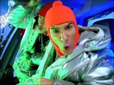 Qui chante allgrement  Fous ta cagoule , un air inoubliable... ?