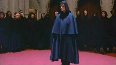 Sous la cagoule bleu nuit se cache un mdecin fort distingu, qui passe une sale nuit. Quel est ce film ?