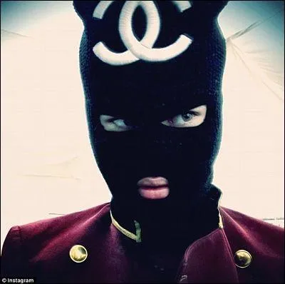 Aussi moche qu'une cagoule normale mais griffe Chanel, celle-ci est porte par une star mondiale. Saurez-vous la reconnatre ?