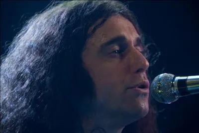 Il faisait partie du groupe Offenbach avant de faire une carrire solo. Il est l'un des plus grands rockers qubcois. Il s'appelle Gerry Boulet et celui qui l'a incarn au grand cran s'appelle...