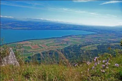 De quel mont du Jura peut-on embrasser ce panorama ?