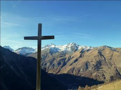 Vous apercevez le fond d'une valle (val) du Valais. Laquelle (lequel) ?