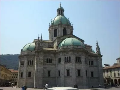 Dans quelle ville, situe au sud, se trouve cette cathdrale ? (Indice : son nom est : Santa Maria Assunta, de style gothique sa construction dbuta en 1396 pour s'achever en 1770 avec l'lvation de la coupole).