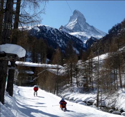 Quelle station de ski italienne se trouve sur le versant sud de cette clbre montagne ?