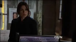 Quel est le nom de ce personnage fminin et pour qui travaille-t-elle ?